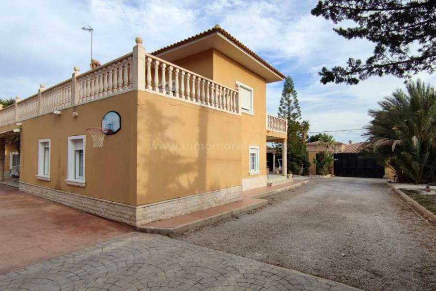 Wiederverkauf - Villa mit Nebengebäude - Albatera