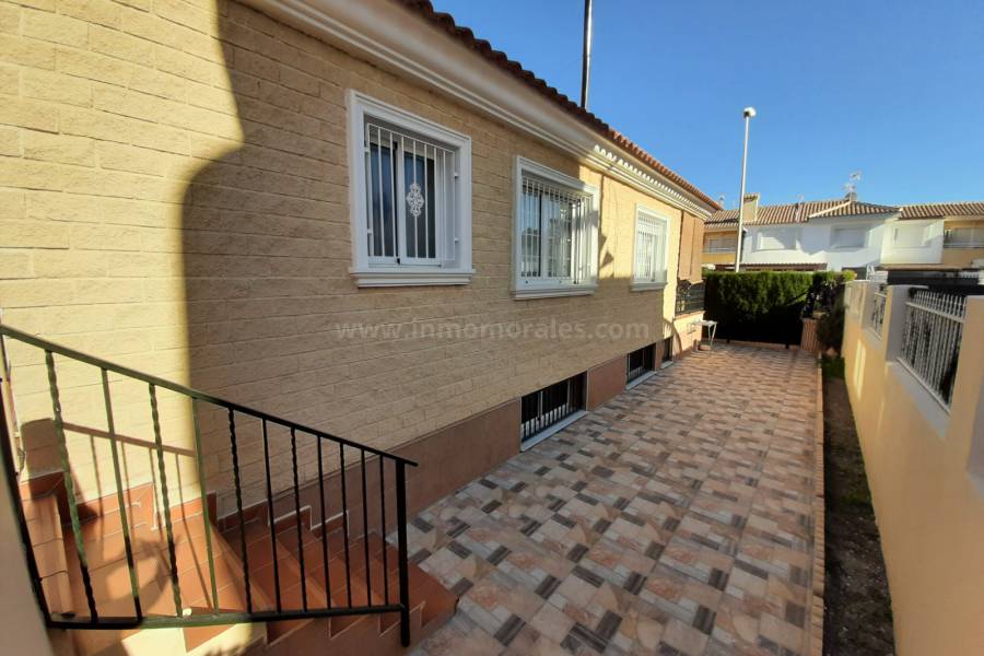 Resale - Detached House / Villa  - Almoradí