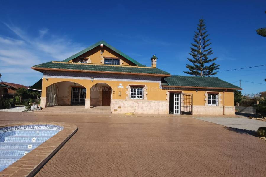 Herverkoop - Villa met bijgebouw - Catral