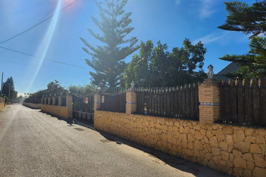 Herverkoop - Villa met bijgebouw - Catral