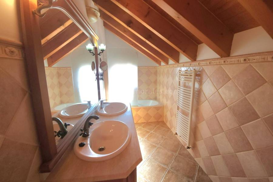 Herverkoop - Villa met bijgebouw - Catral