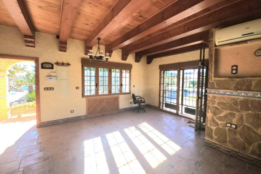 Herverkoop - Villa met bijgebouw - Catral