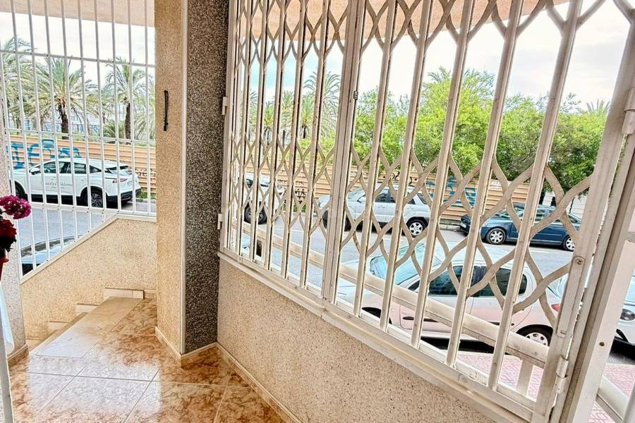 Resale - Apartment  - Torrevieja - Playa de los Locos