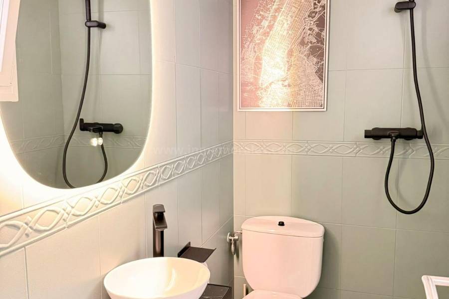 Resale - Apartment  - Torrevieja - Playa de los Locos