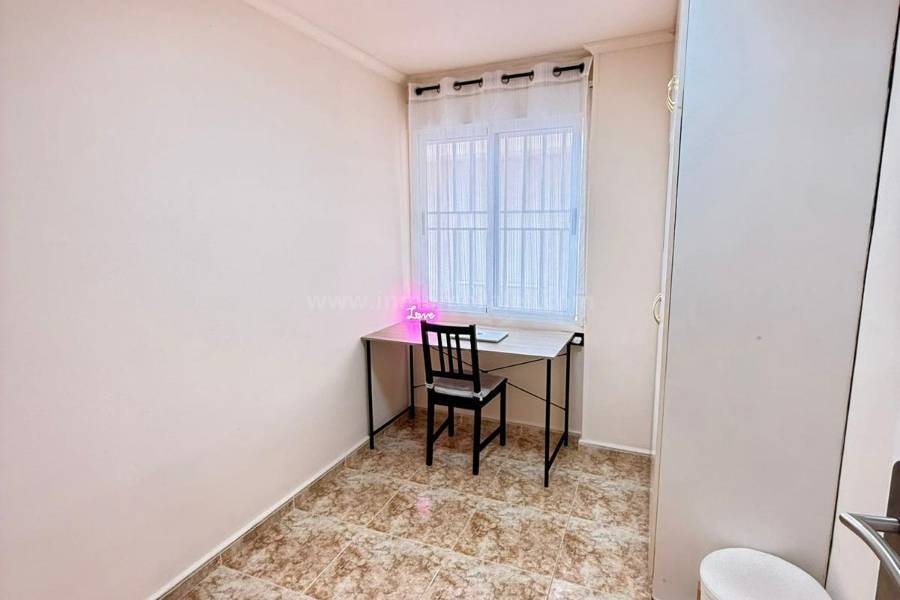 Resale - Apartment  - Torrevieja - Playa de los Locos